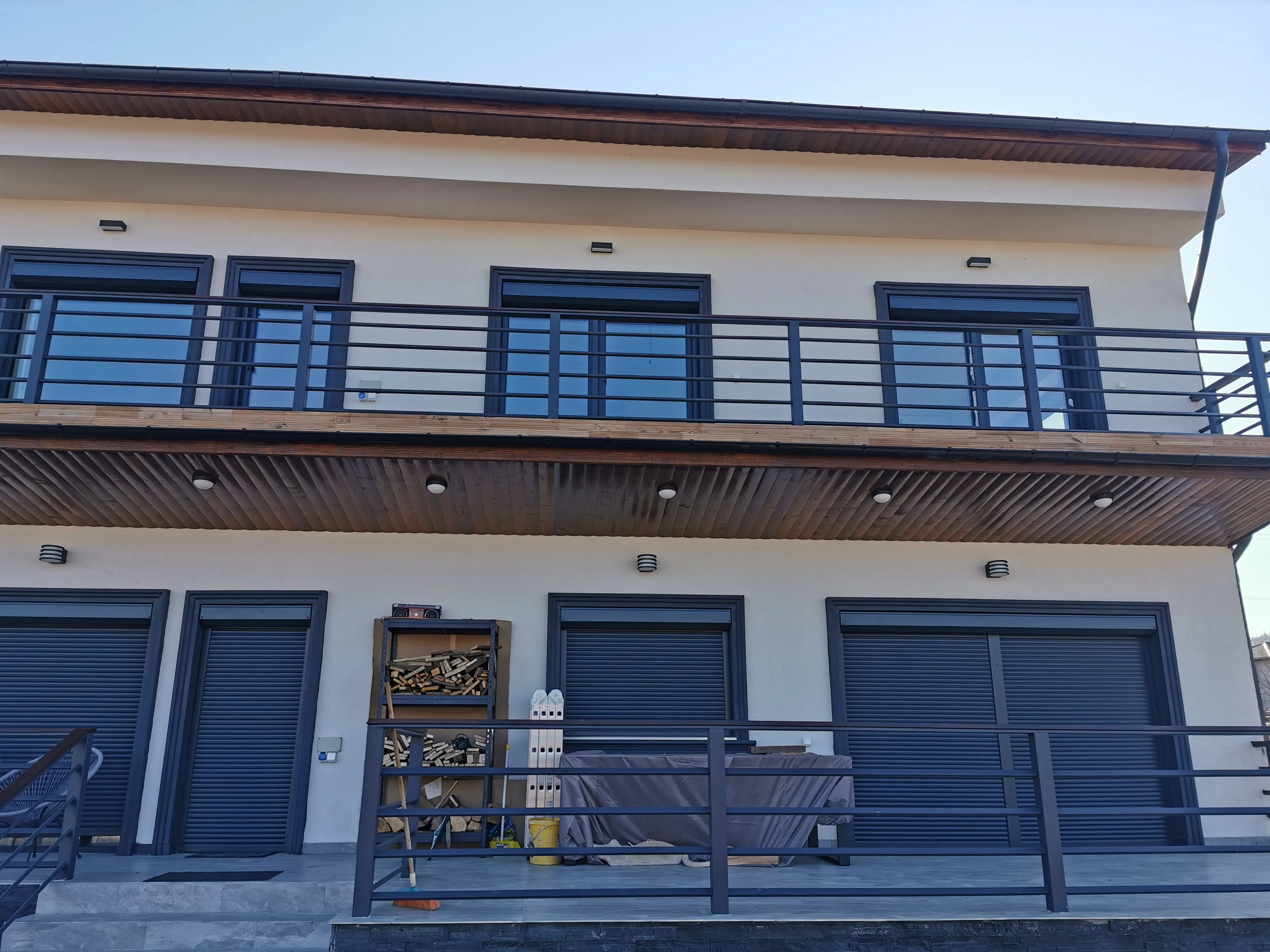 Rulou exterior aluminiu, casetă vizibilă